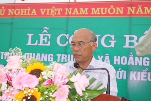 5. ông Lê Văn Phượng- Trưởng thôn trình bày báo cáo kết quả thực hiện thôn kiểu mẫu.jpg